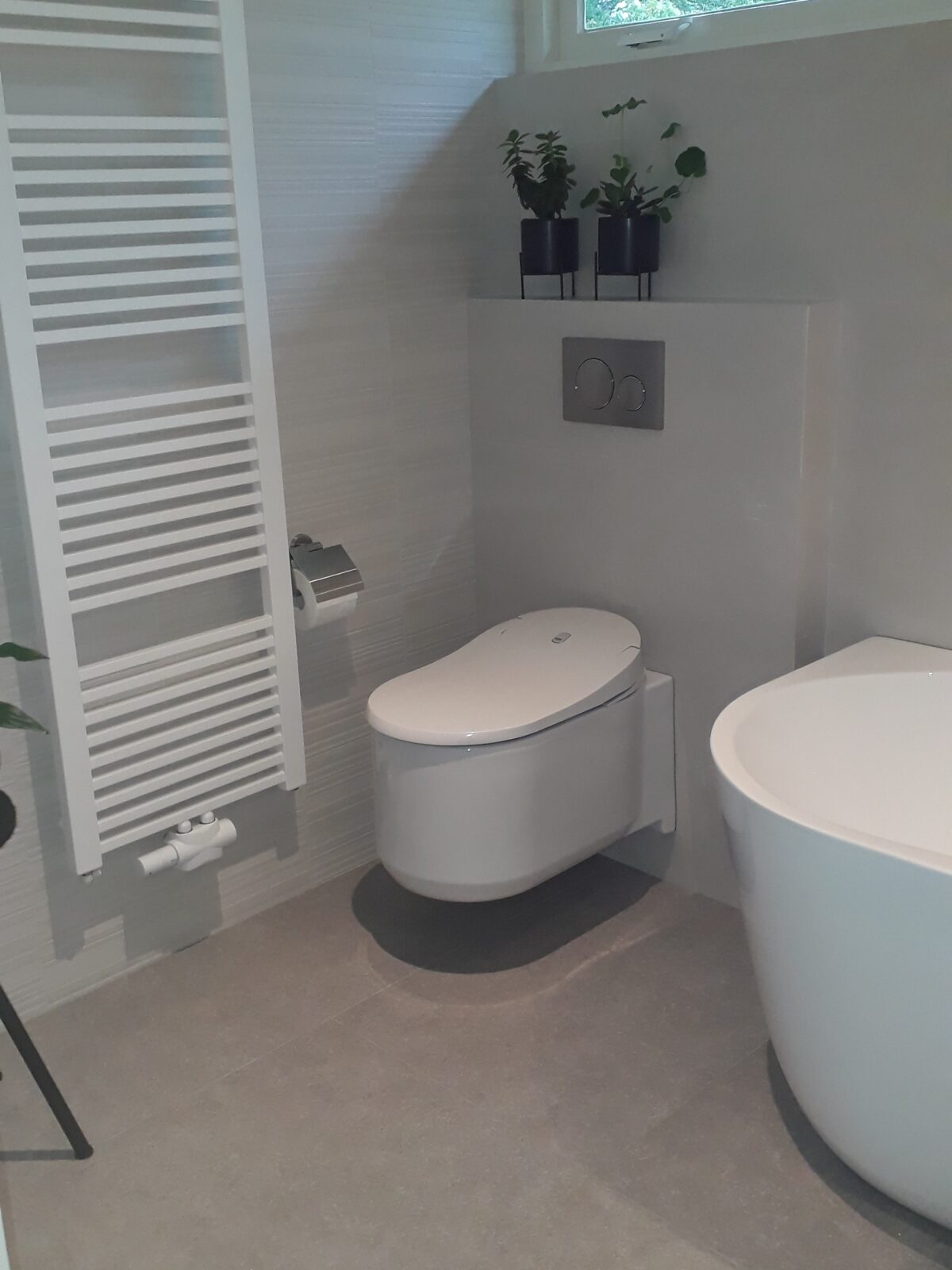 Badkamer met douche in bad - Tegelzettersbedrijf Raaijmakers Gemert